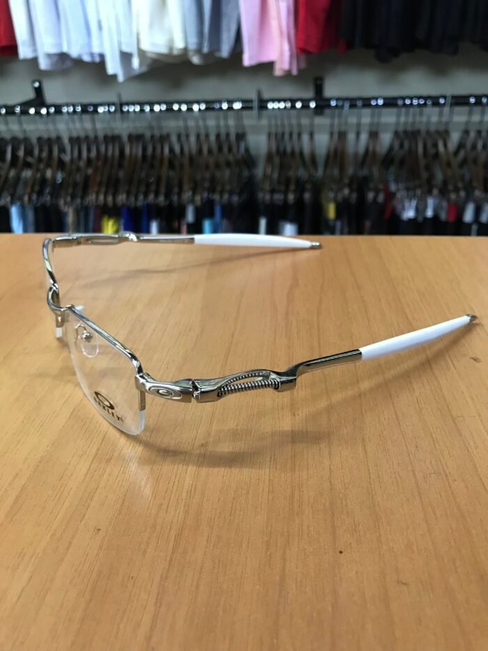 Óculos Oakley Mola Para Descanso Cinza & Branco - Imagem 2