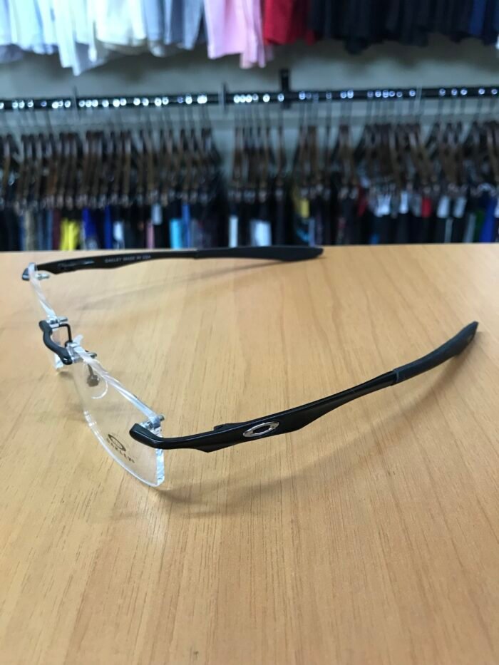Óculos Oakley Mola Para Descanso Preto - Imagem 2